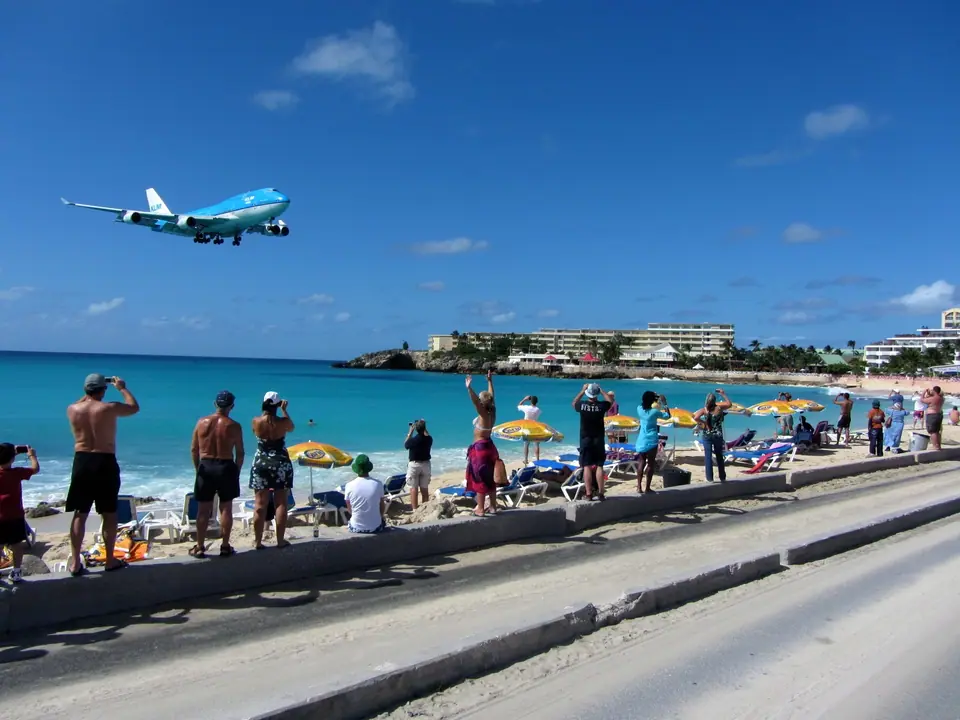 A KLM jet passing low over Maho Beach on its approach to Princess Juliana International Airport