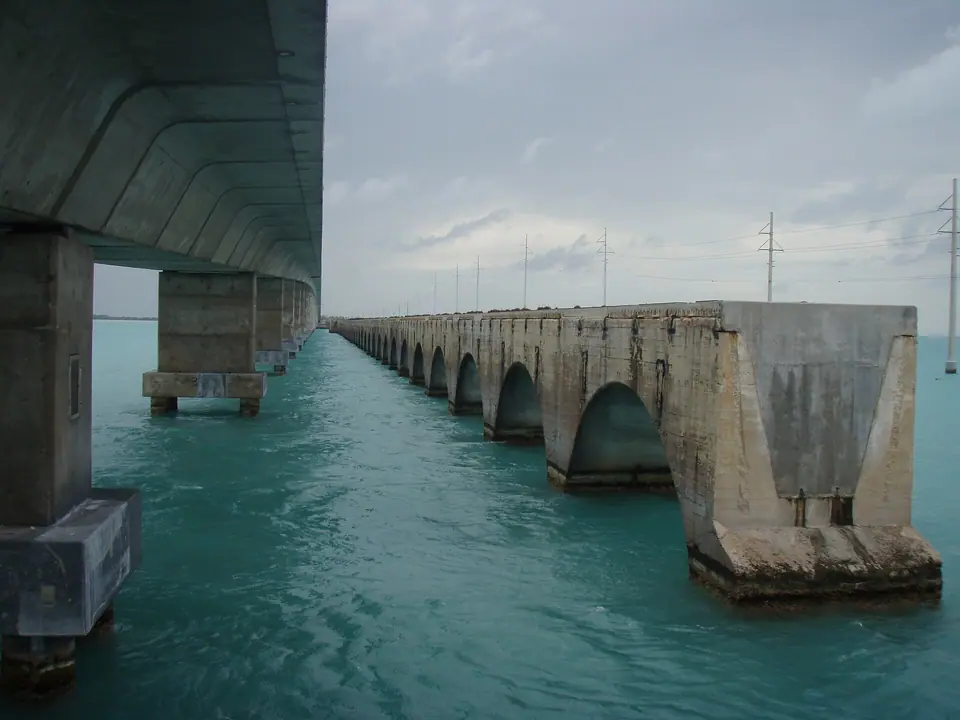 Two parallel bridges, old and new, carrying the Overseas Highway over a channel in the Keys